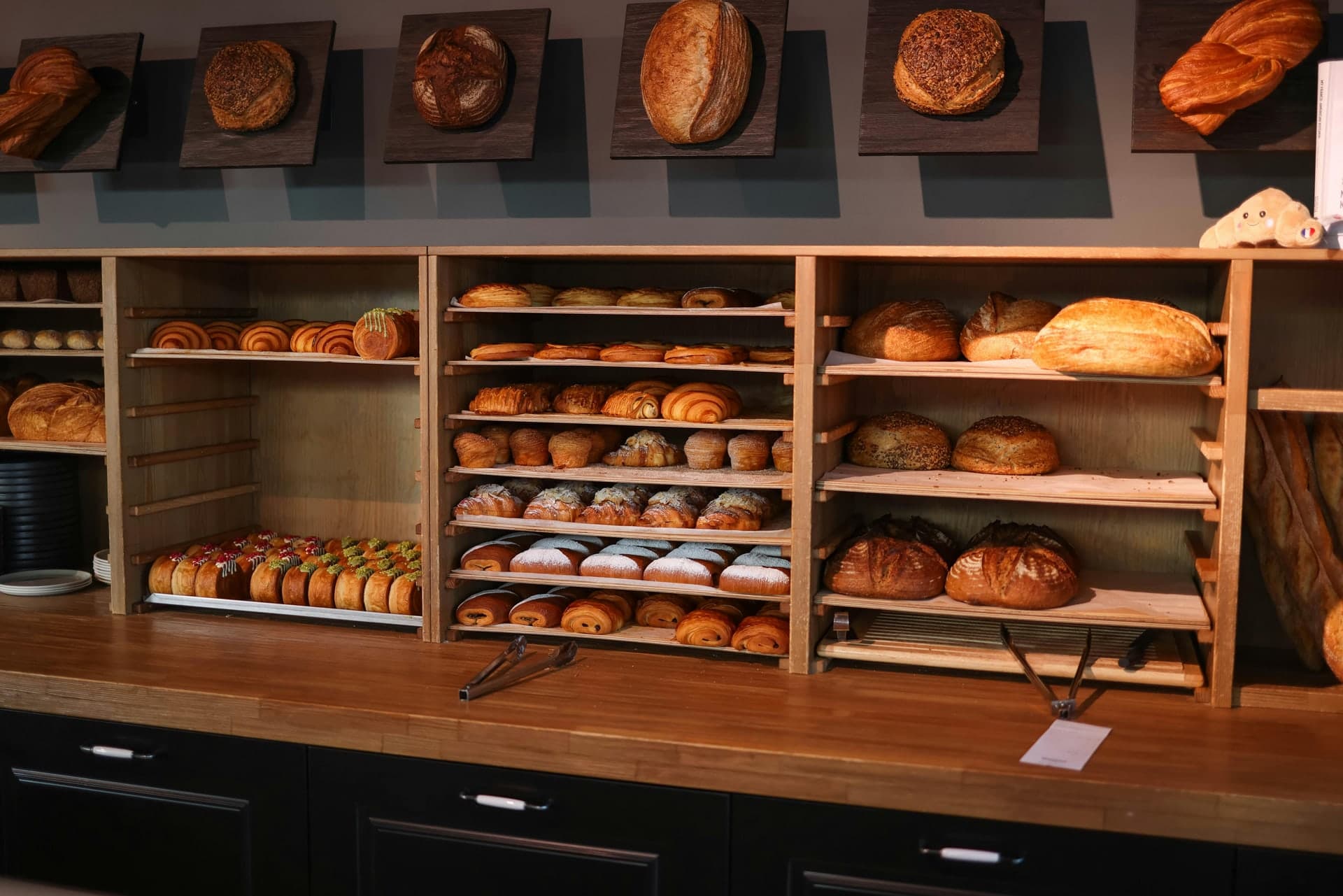Intérieur de boulangerie : pains et farine sur le plan de travail.
